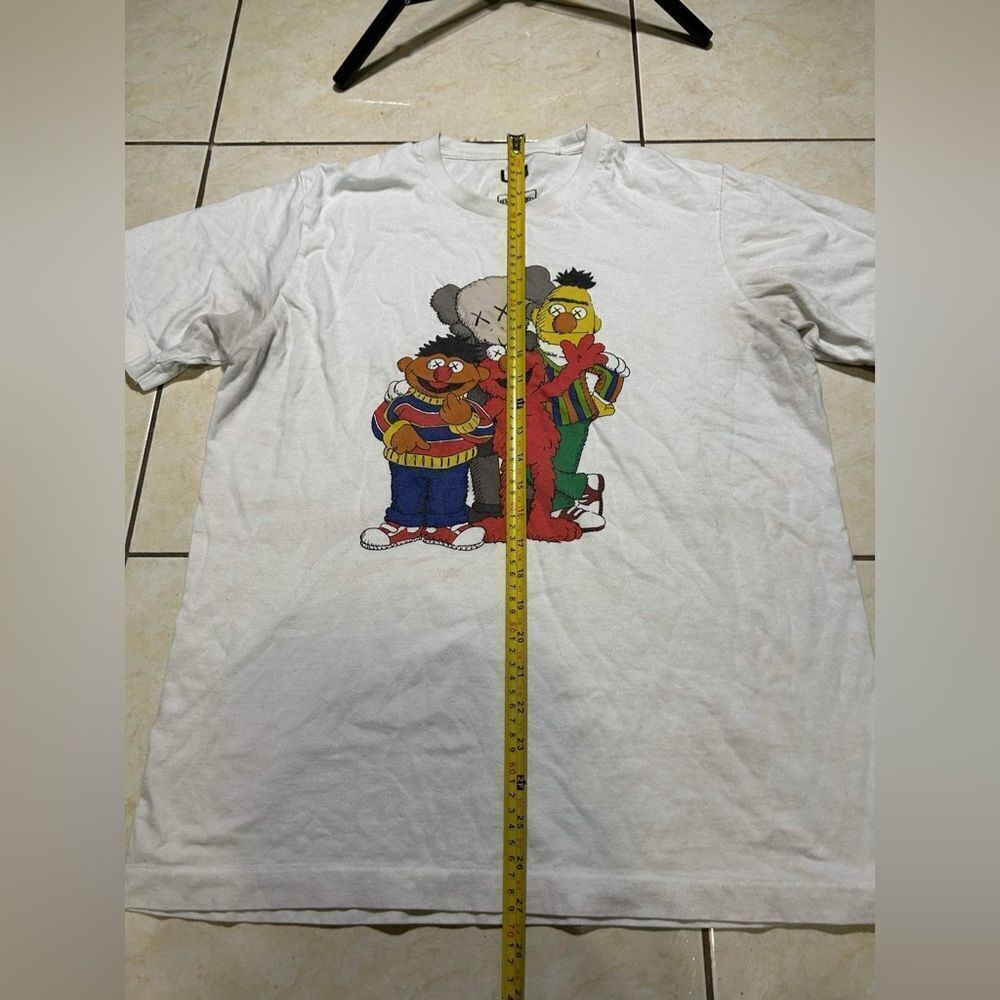 Kaws x Uniqlo Sesame Street Elmo Bert Ernie Tee Shirt Men’s Size M - Picture 4 of 9